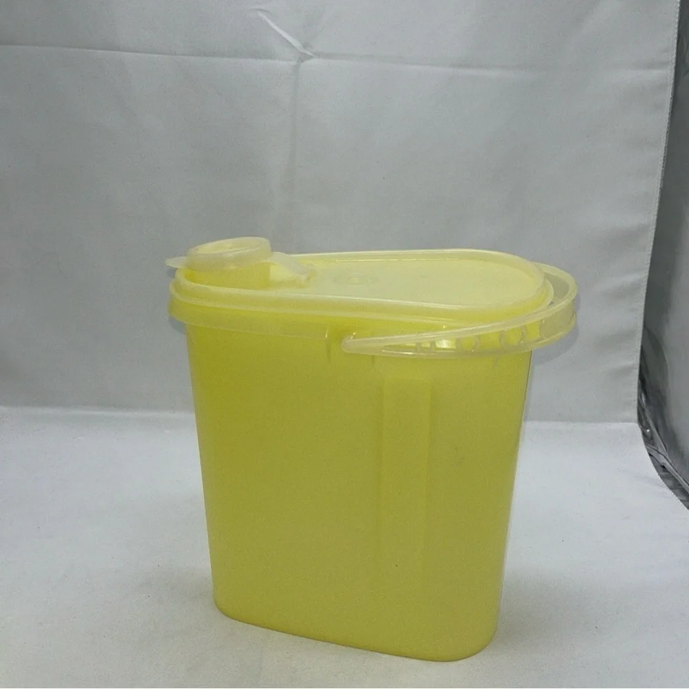 Vintage Tupperware Yellow Beverage Buddy 587 2-Qt Pitcher Pour Seal & Handle ++
